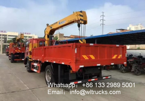Sinotruk 3 ton crane truck