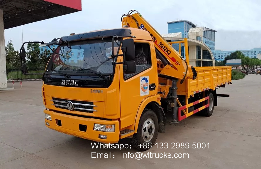 Dongfeng 4ton to 5ton folding arm mobile truck crane