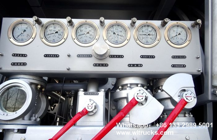 Aircraft fuel truck tank pressure regulator