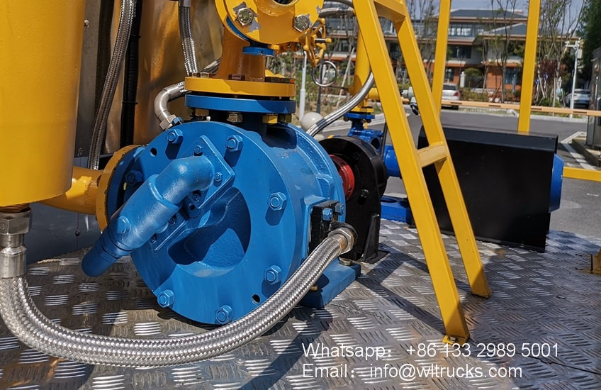 Asphalt pump for asphalt spreader