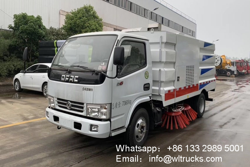 Dongfeng Duolika small road sweeper trucks 45 degrees to the left