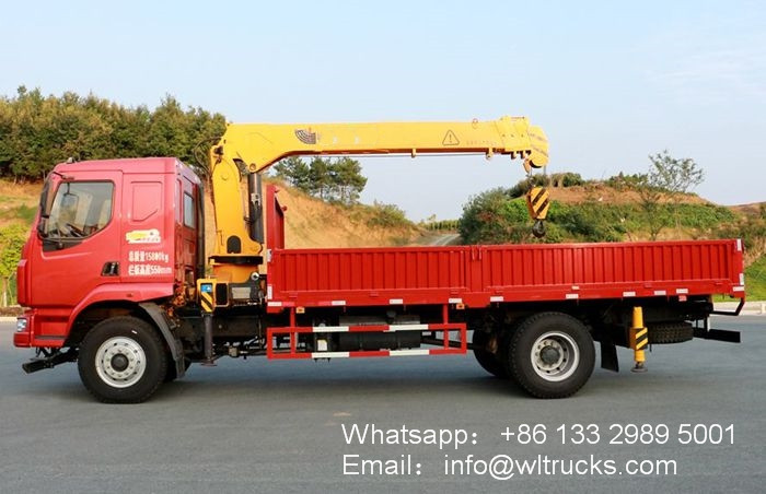 Dongfeng Liuqi 8 ton truck-mounted crane Side photo