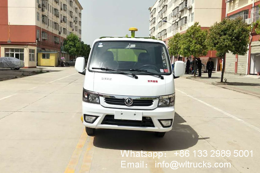 Front view of Dongfeng Tuyi small road sweeper