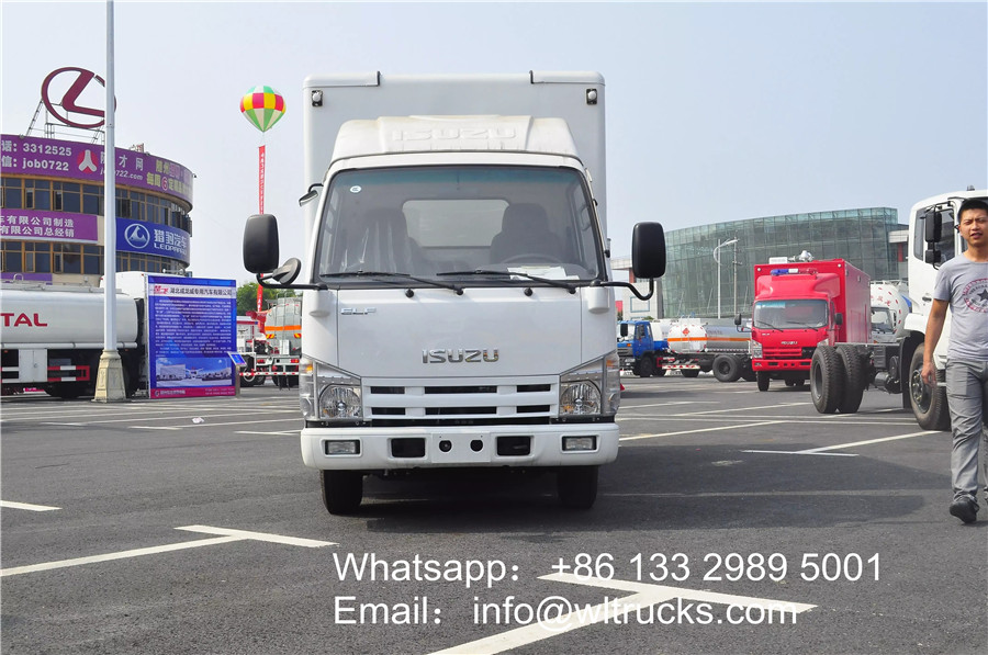 Japan ISUZU 4.2m mobile Led screen trucks