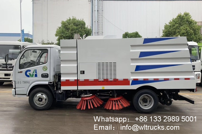 Left side of Dongfeng Duolika small road sweeper