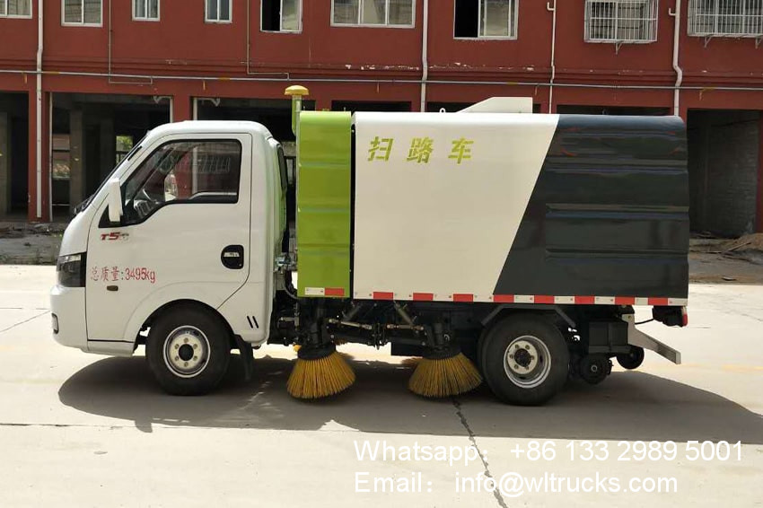 Left side of Dongfeng Tuyi small road sweeper