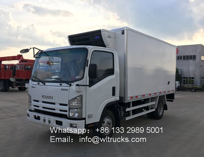 Picture of diagonal front of Isuzu KV600 refrigerator truck