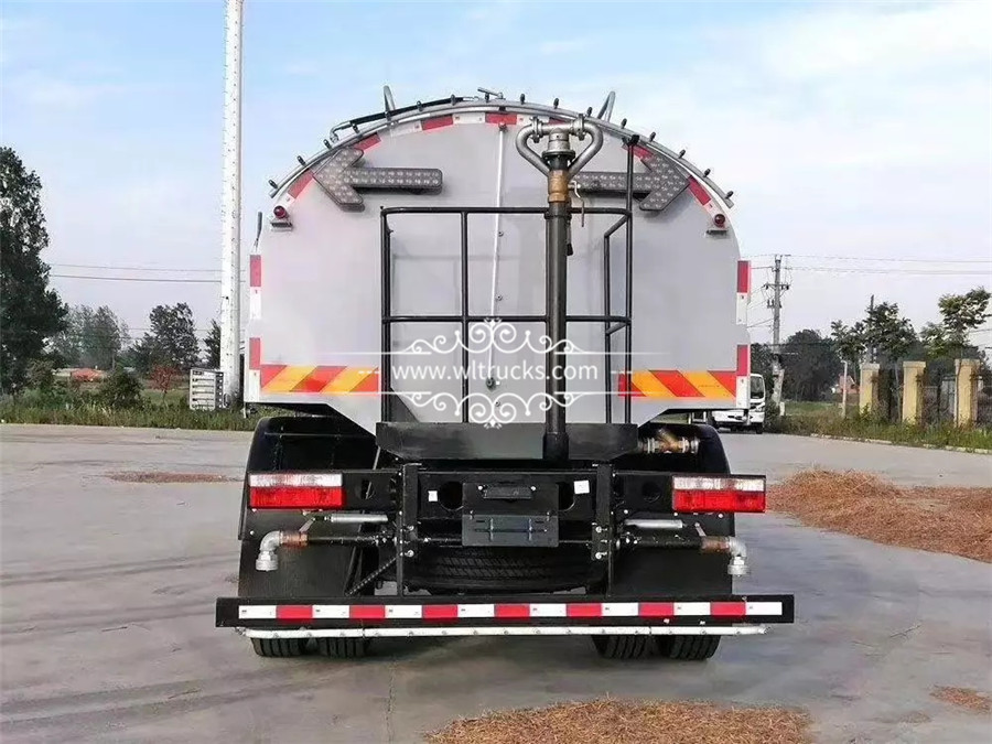 Electric road cleaning truck