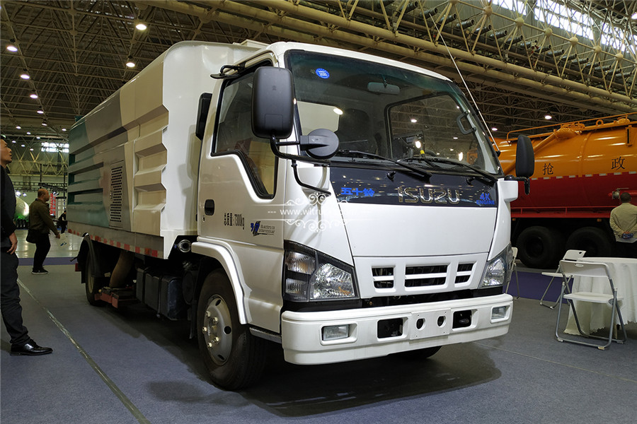 Isuzu 6 ton vacuum cleaner truck