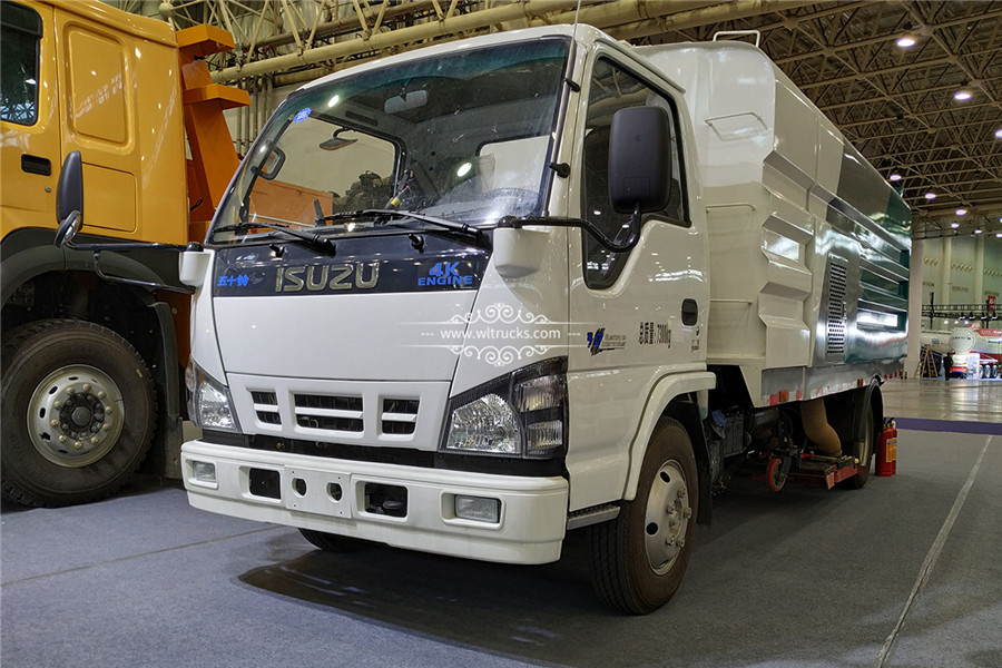 Japan Isuzu 6 ton vacuum cleaner truck