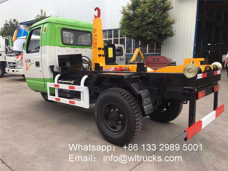 Three wheel hook arm garbage truck