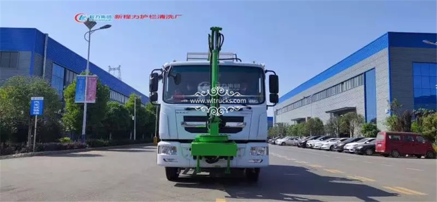 Tunnel cleaning truck