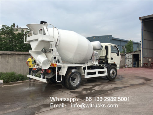 Yuejin mixing concrete truck