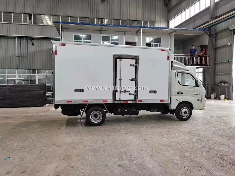 6 wheel small cold chain transport truck