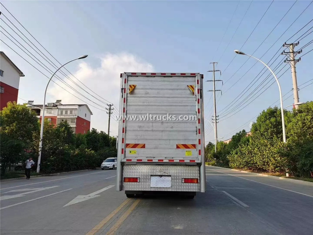 8x4 Dongfeng Tianlong Livestock transport truck