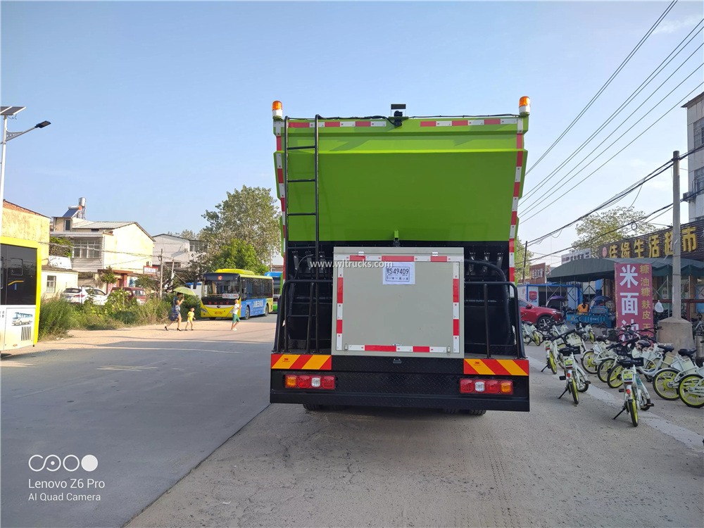 Asphalt synchronous gravel seal truck