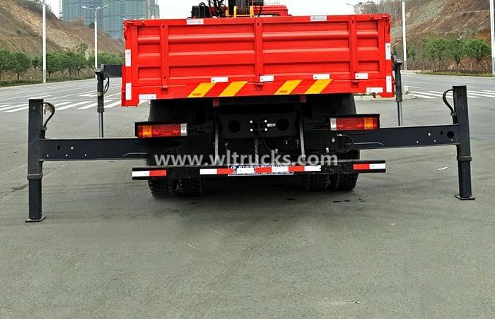 Crane truck rear outriggers