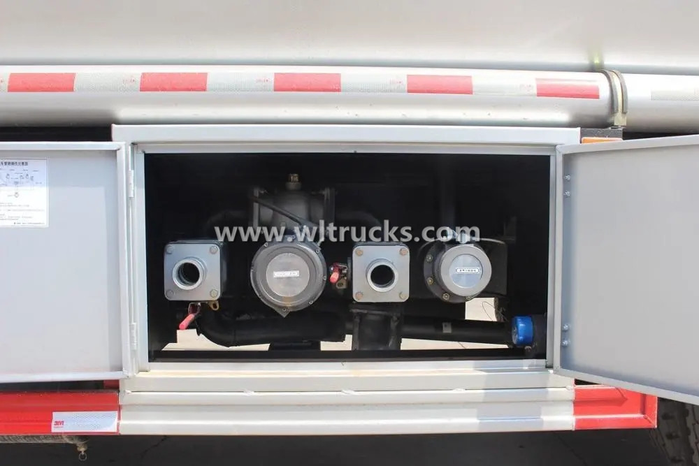 Dongfeng 5 cubic meters Oil Tank Truck with Fuel Dispenser