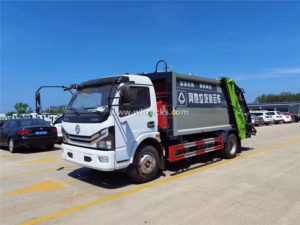 Dongfeng rear sealed garbage compactor truck