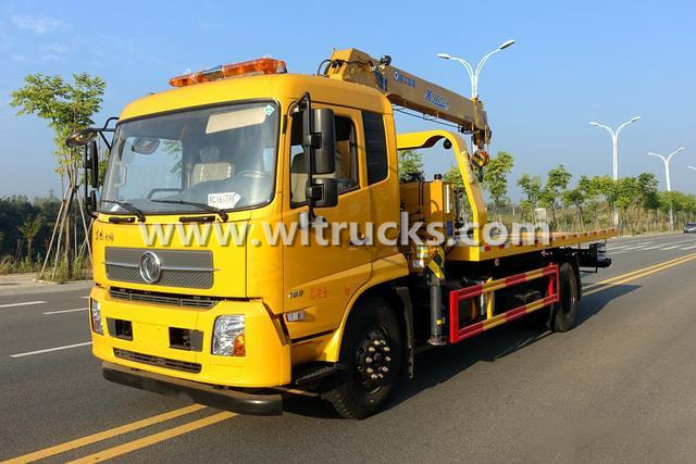 Flatbed wrecker with crane