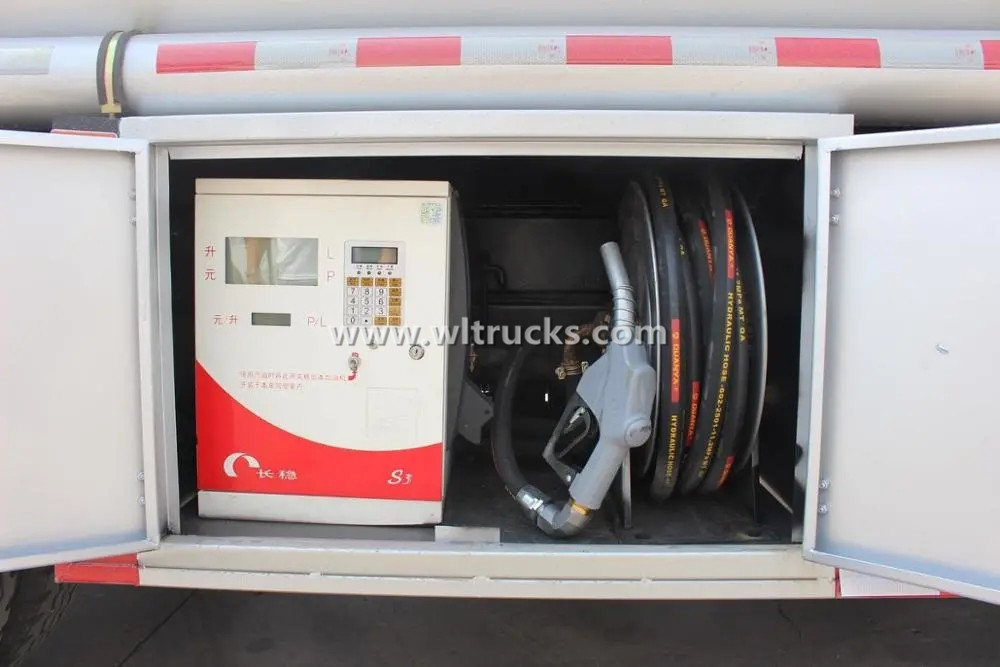 Japan Isuzu 8cbm Mobile Diesel and gasoline Fuel Dispenser Truck