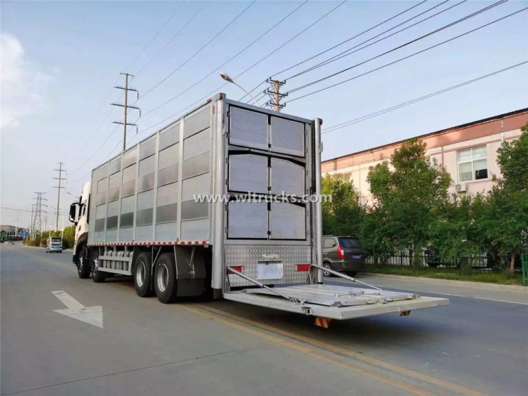 8x4 Dongfeng Tianlong Livestock transport vehicle