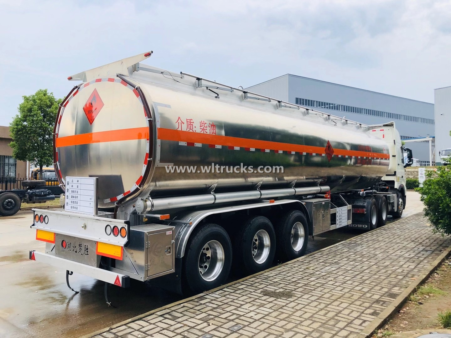 Sinotruk 42000L fuel tank truck semi trailer