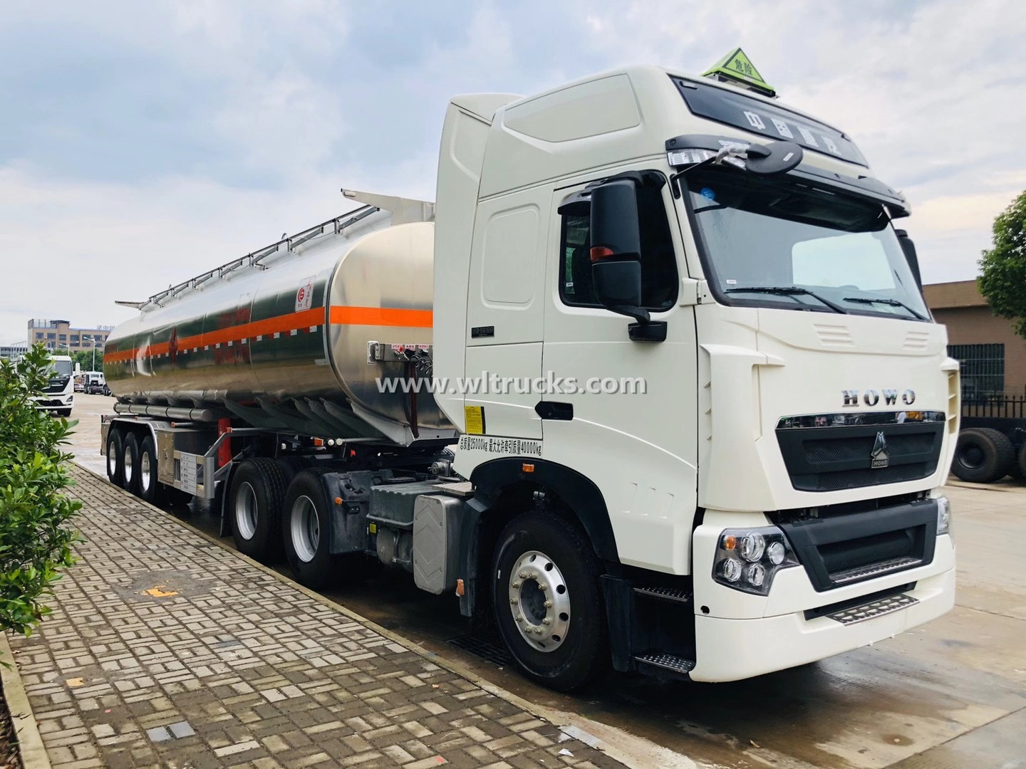 Sinotruk Howo 42000L fuel tank truck semi trailer