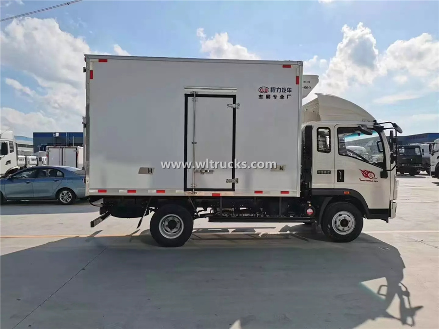 Sinotruk Howo platoon half 5 ton refrigerated truck