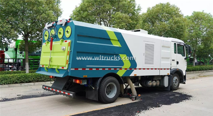 Sinotruk vacuum cleaner truck