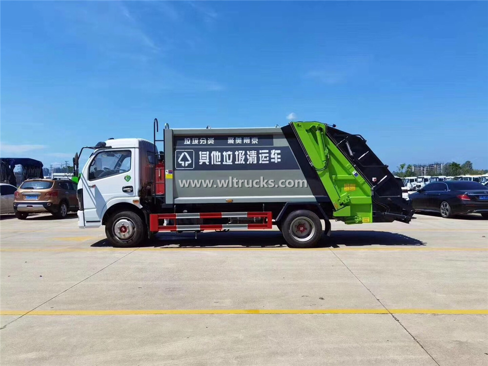rear sealed garbage compactor truck