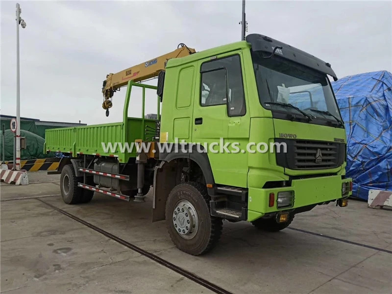 HOWO 4X4 Right Hand Drive 8 Ton Cargo Truck Mounted crane