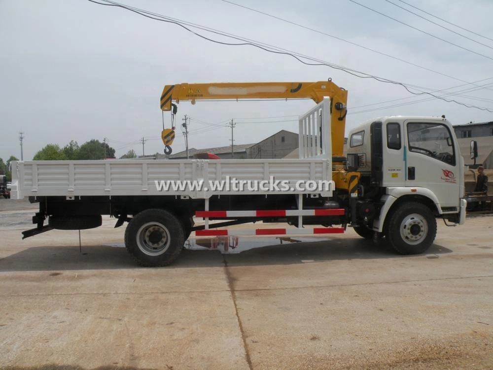 HOWO 5 ton Crane truck