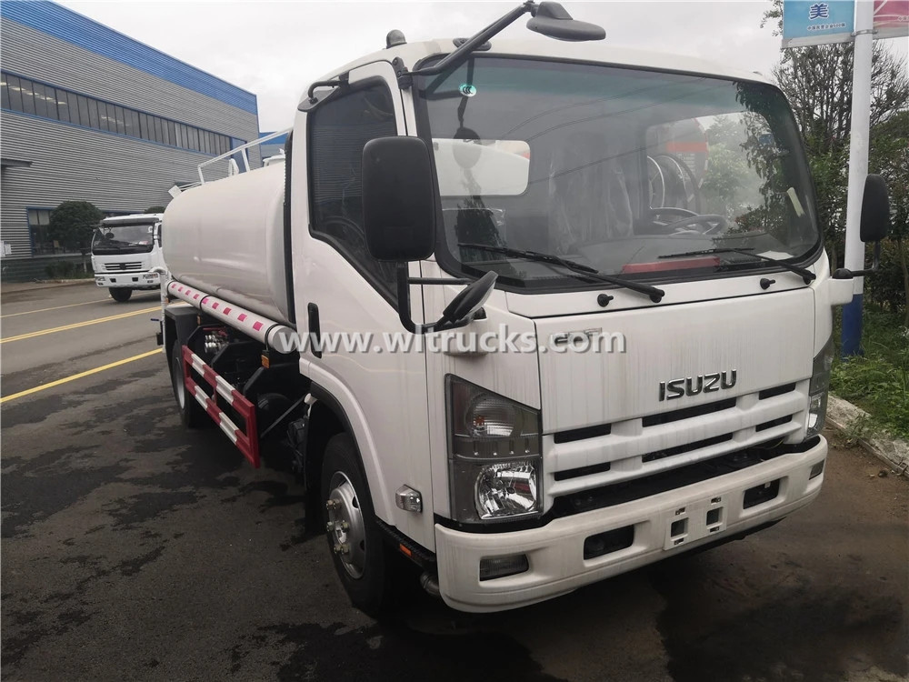 Isuzu 2000 gallon water sprinkler truck