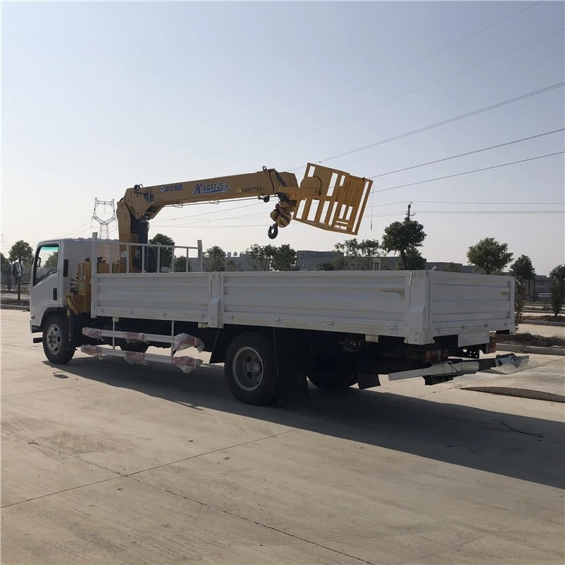 Isuzu 8 ton crane truck
