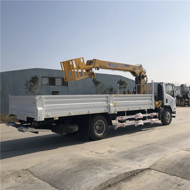 Isuzu 8 ton truck with crane
