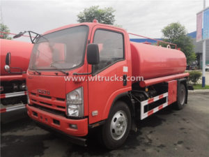 Isuzu 8 ton water sprinkler truck