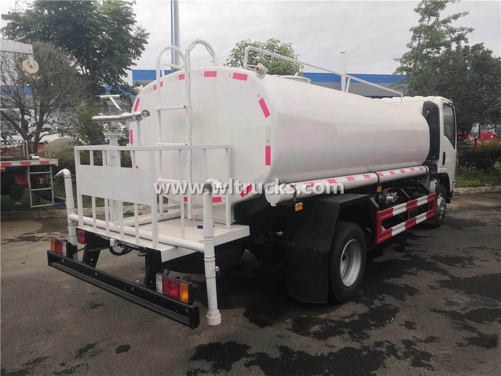 Isuzu 8000 liters water sprinkler truck