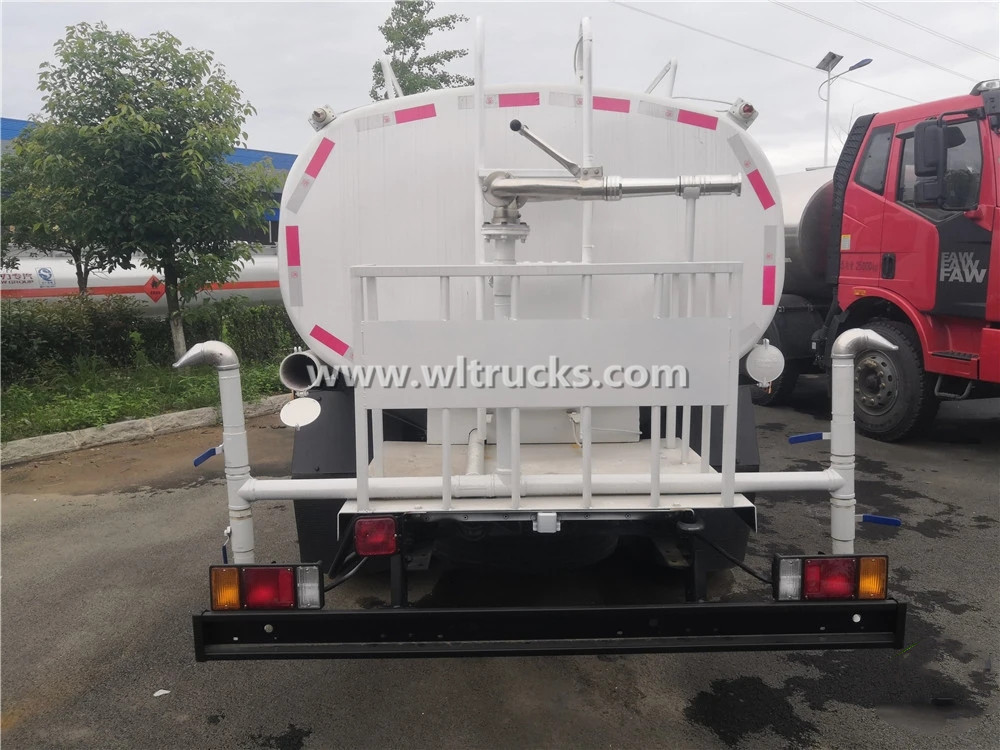 Isuzu 8cbm water sprinkler truck