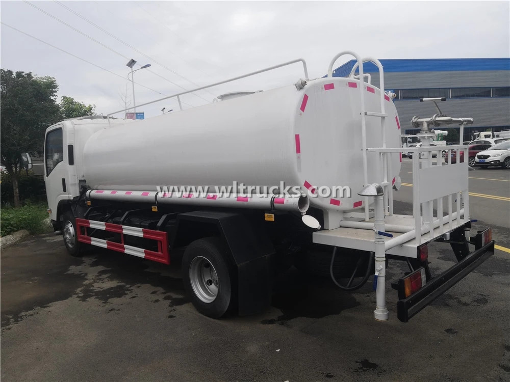 Isuzu 8m3 water sprinkler truck