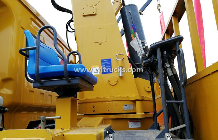 Truck mounted crane Middle operation