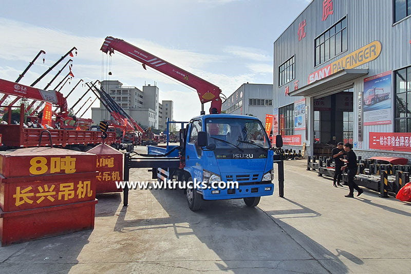 Isuzu 600P small 3 ton Palfinger crane truck