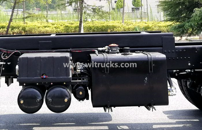 Picture of truck crane hydraulic oil tank 