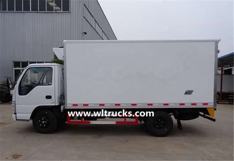 Small Isuzu 3 ton colding van truck