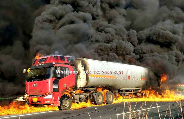 Fuel oil tanker truck leaked and caught fire pictures