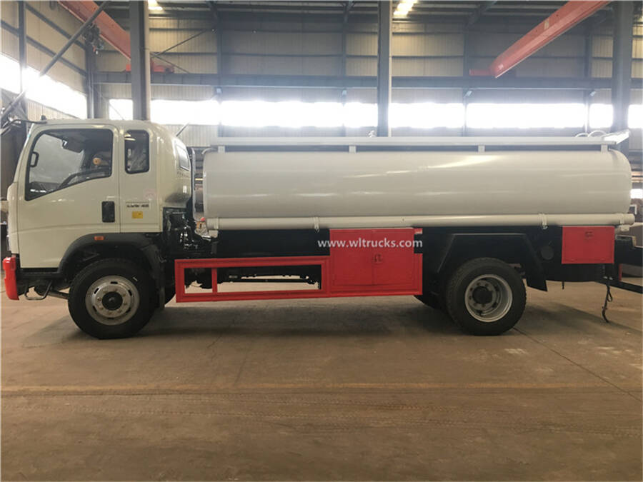 6 tires HOWO 8000 liters fuel tank truck