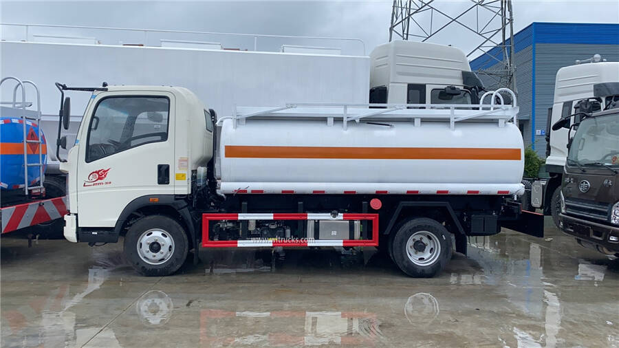 6 wheel HOWO 5000 liters fuel tanker truck
