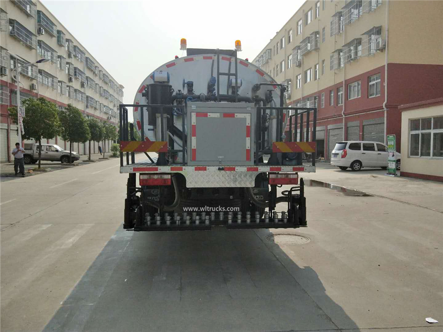 Asphalt spray truck