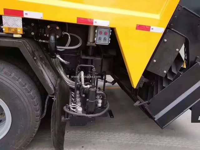 Asphalt synchronous gravel seal truck