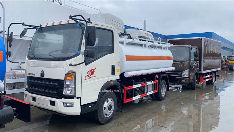 HOWO 5000L fuel tanker truck